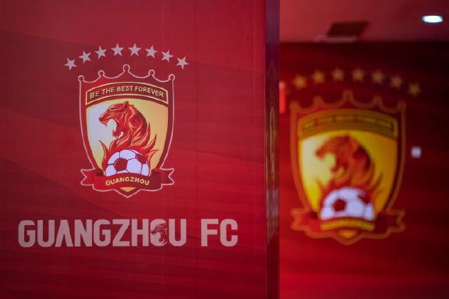 高仓健从我们当年看的《追捕》，到现在，永远就是这张脸，《幸福的黄手帕》，《远山的呼唤》，水远是这样。